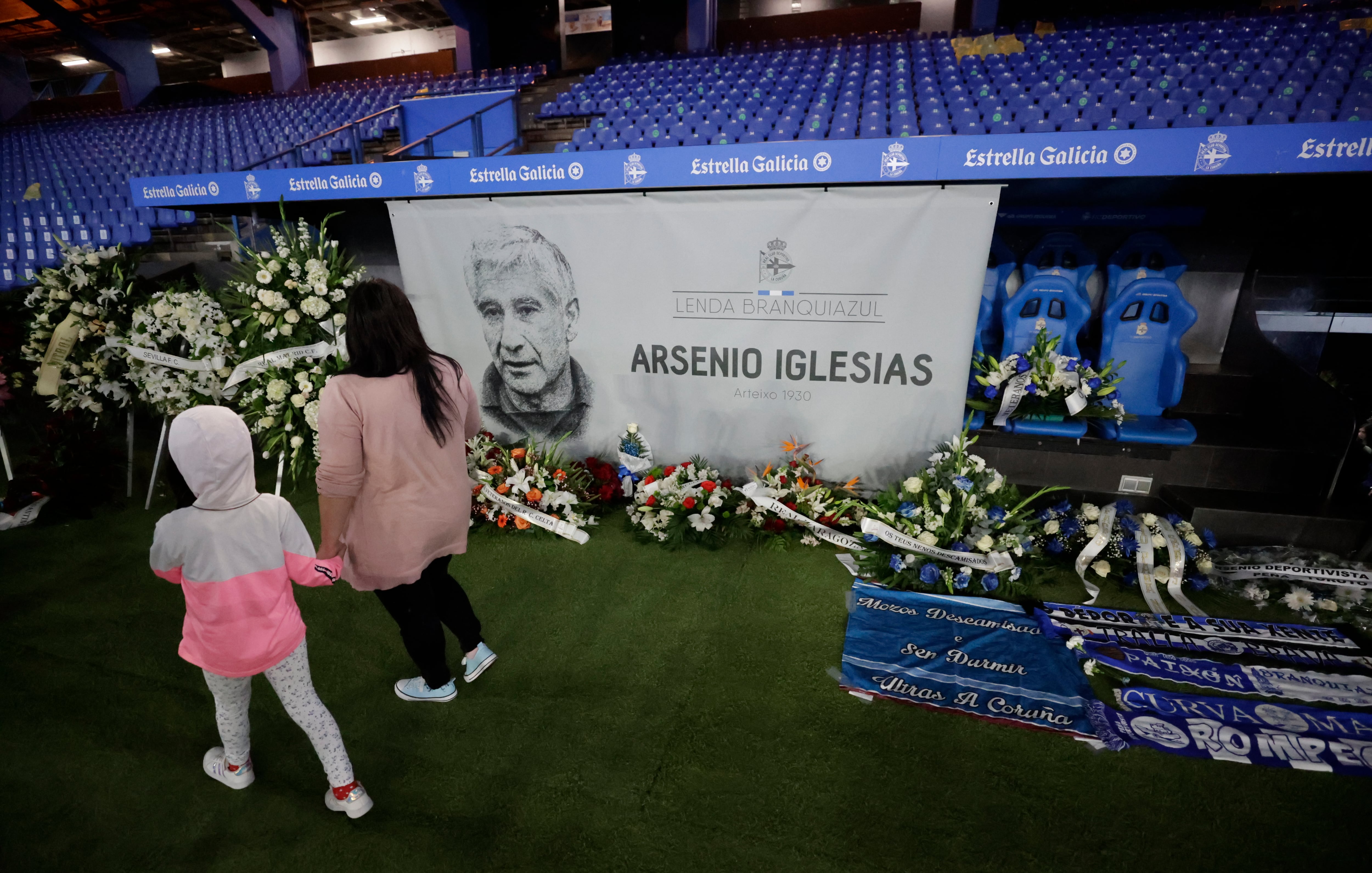 A CORUÑA, 05/05/23.- Familiares, amigos y aficionados visitan este viernes la capilla ardiente con los restos mortales de Arsenio Iglesias, entrenador del Superdepor, que ha fallecido a los 92 años de edad. EFE/Cabalar
