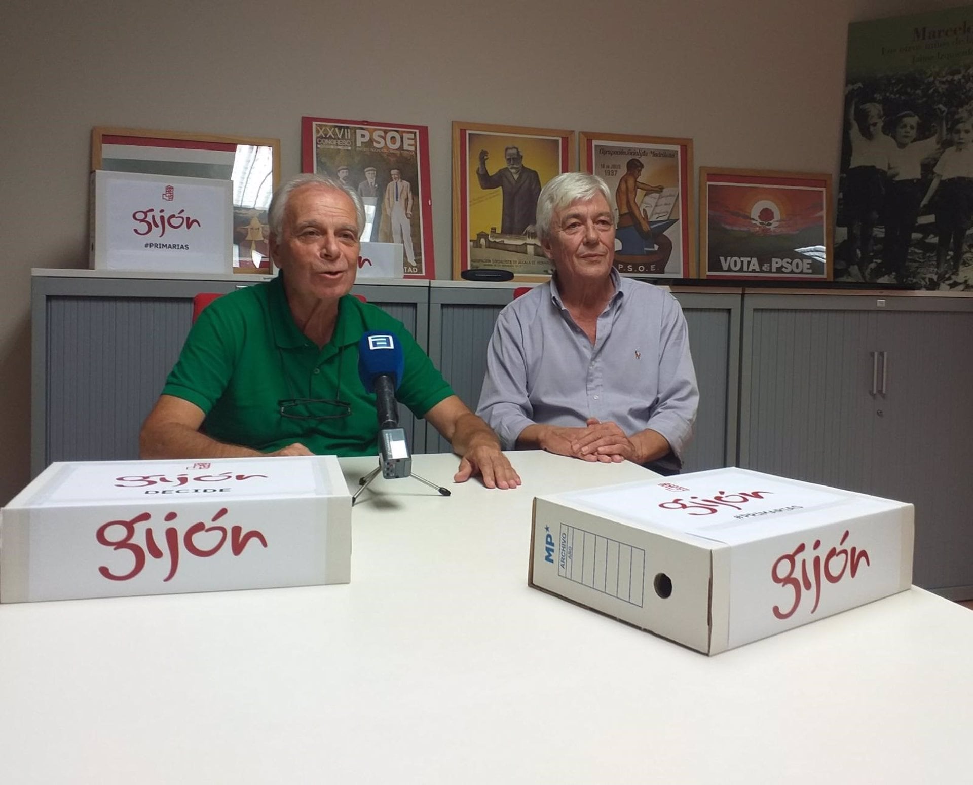 Los promotores de las primarias durante la rueda de prensa ofrecida en la Casa del Pueblo de Gijón.