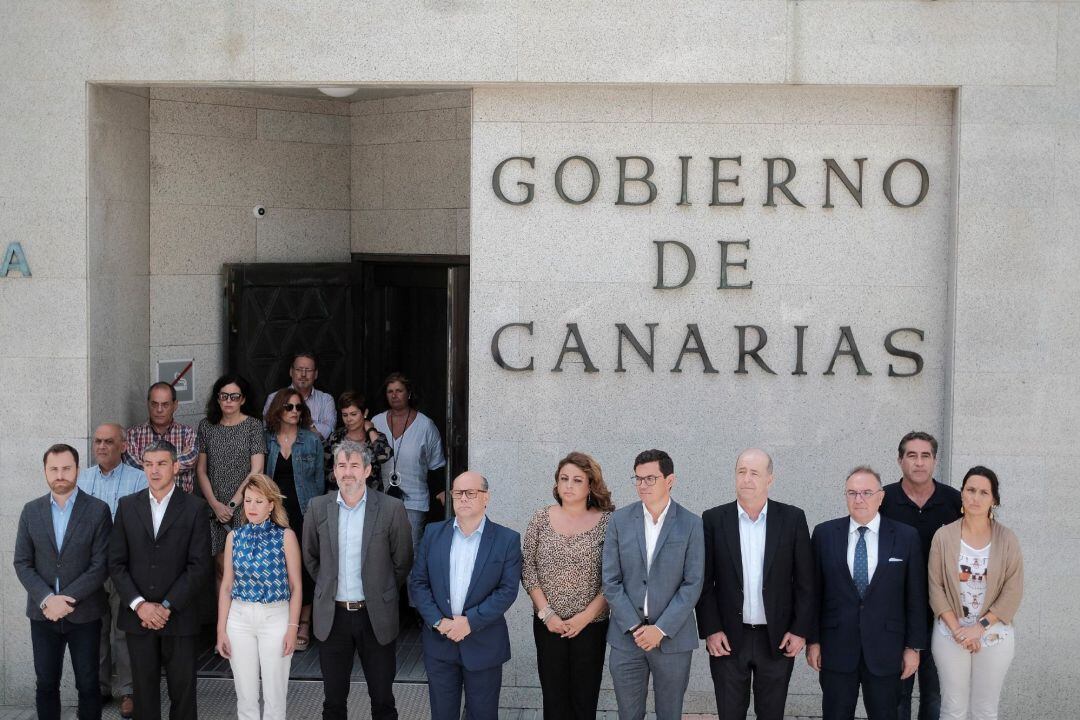 El presidente en funciones del Gobierno de Canarias, Fernando Clavijo (4i), acompañado por otros miembros del ejecutivo regional, guardaron este lunes un minuto de silencio para expresar su condena del asesinato machista de una mujer en el municipio grancanario de Agüimes.
