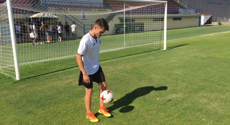 Gorka Fidalgo tocando balón en La Fuensanta.