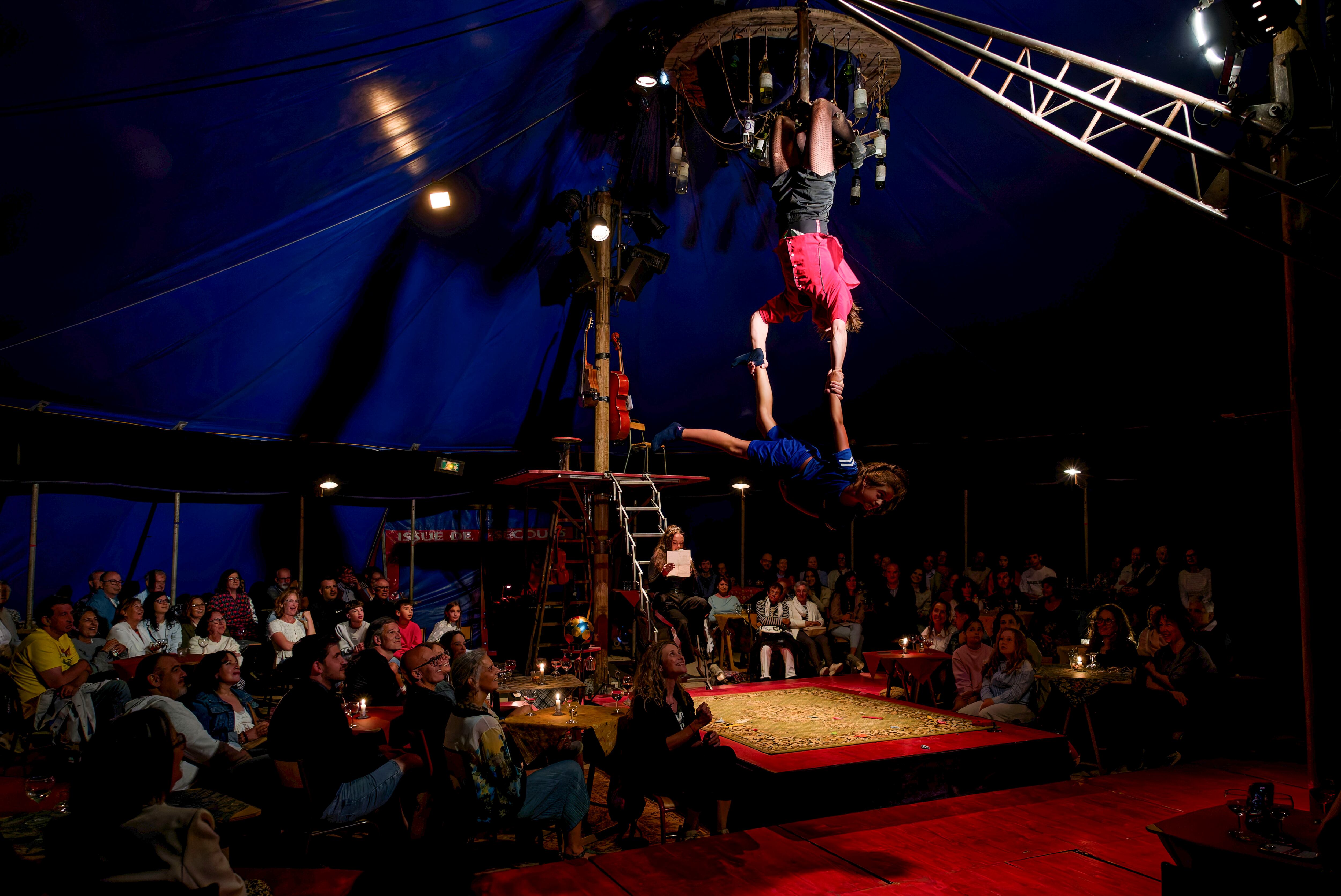 Representación del espectáculo Le cabaret renversé, de la compañía francesa La Faux Populaire, con la que se cierra hoy domingo la decimotercera edición del Festival Internacional de Circo de Castilla y León 'Cir&Co' en Ávila. 