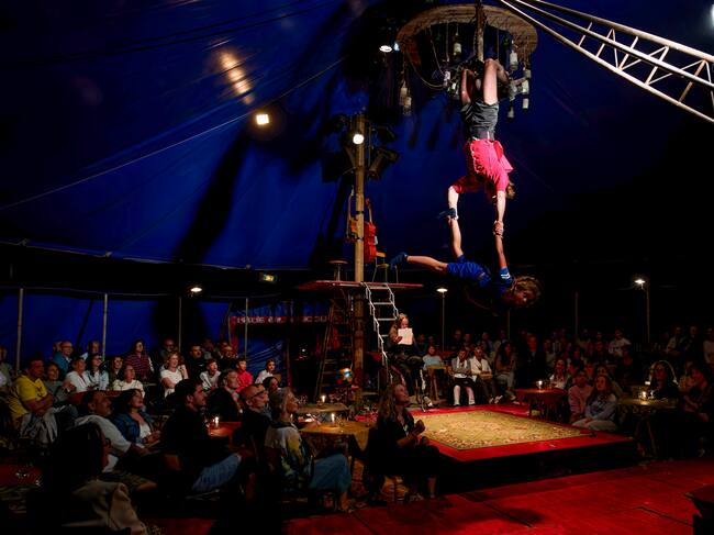Representación del espectáculo Le cabaret renversé, de la compañía francesa La Faux Populaire, con la que se cierra hoy domingo la decimotercera edición del Festival Internacional de Circo de Castilla y León 'Cir&Co' en Ávila.