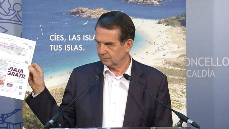 Abel Caballero, mostrando un billete de tren de Vigo a Ourense