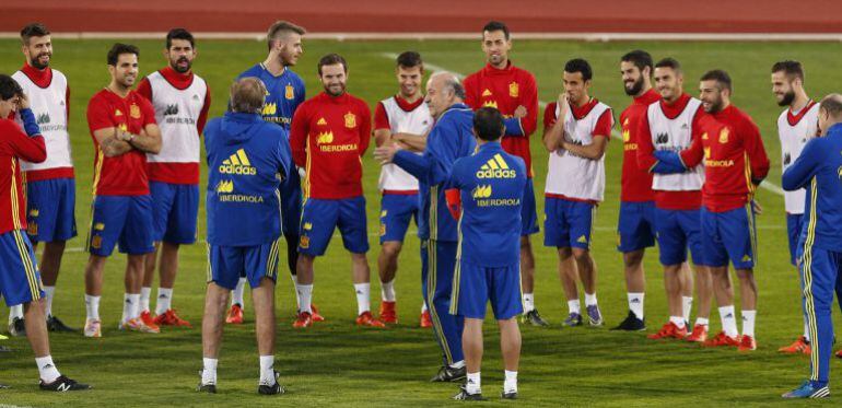 El seleccionador nacional, junto a los jugadores de España antes de que se conociera la suspensión del partido ante Bélgica