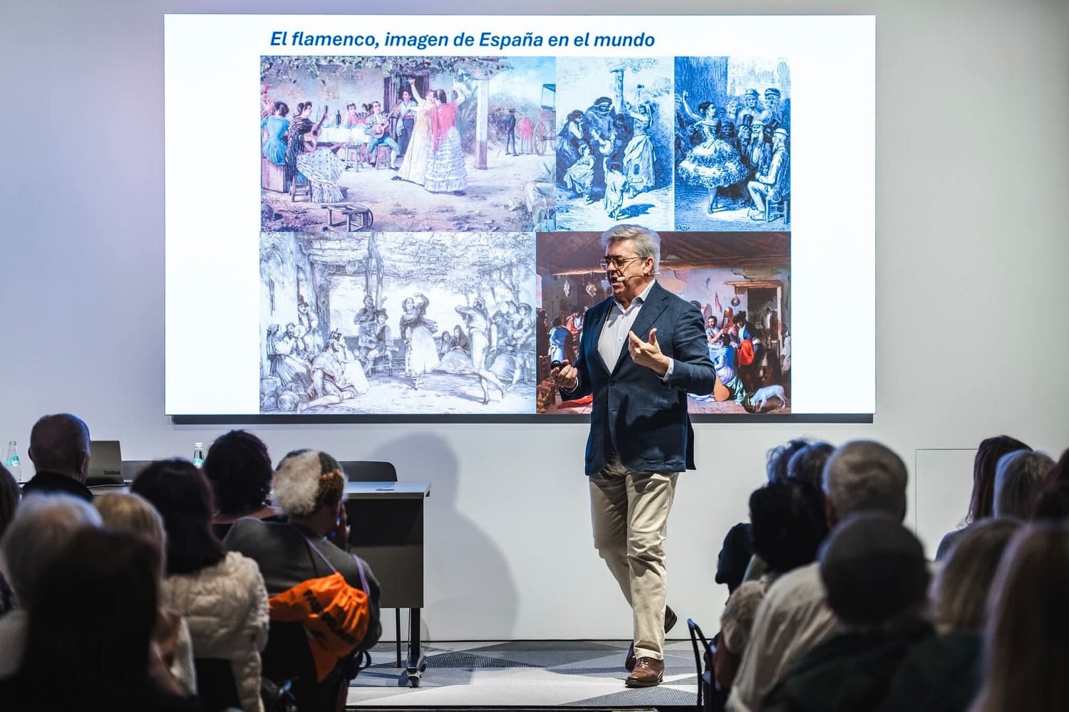 Ildefonso Vergara presentando su libro Cien años de Flamenco y Radio