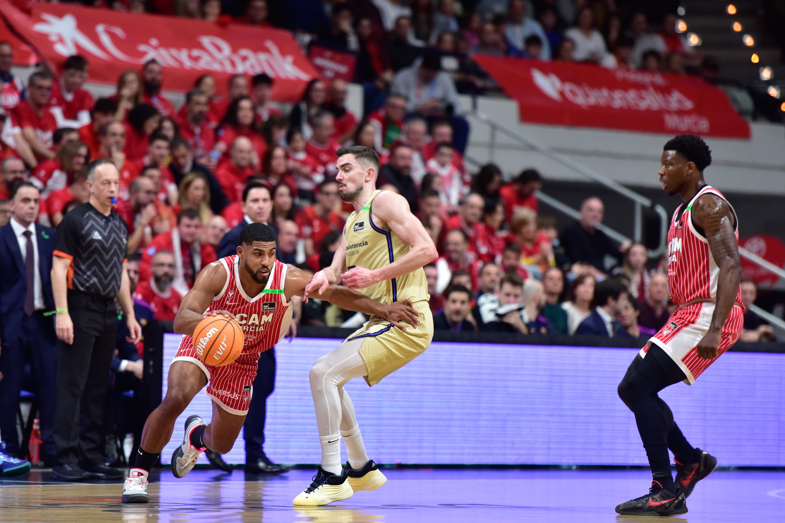 DeJulius, jugador de UCAM Murcia CB, defendido por Satoransky, jugador del FC Barcelona, en una jugada del partido