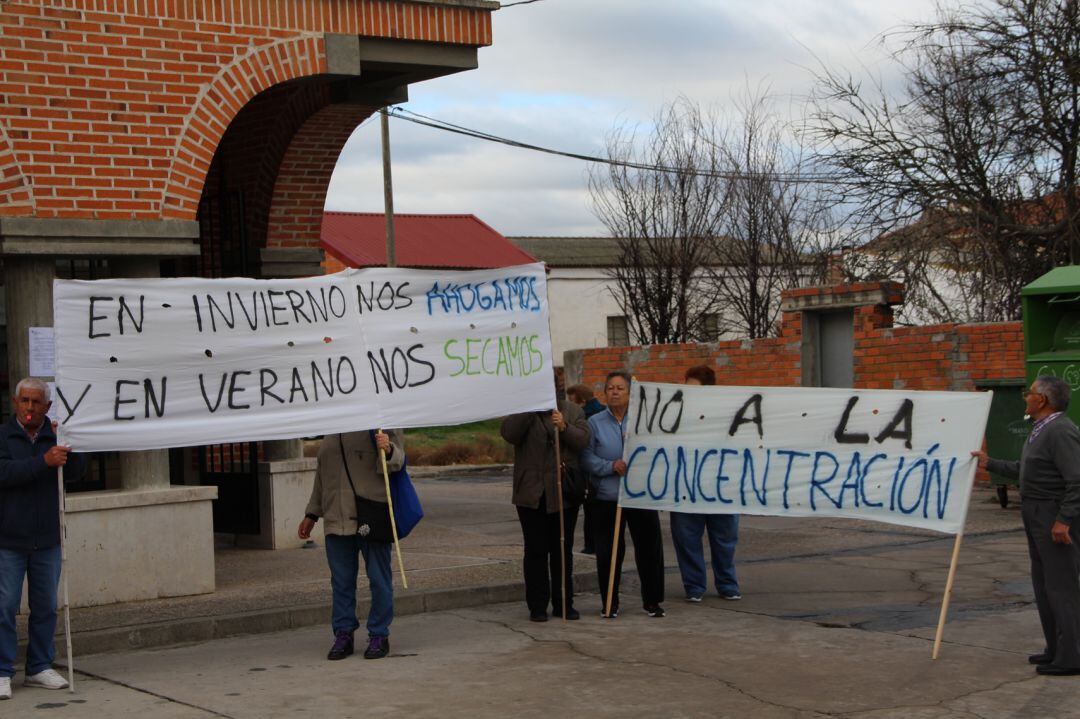 Los vecinos se manifestaron a las puertas del Ayuntamiento contra concentracion de pinares Gomezserracín a principios de noviembre