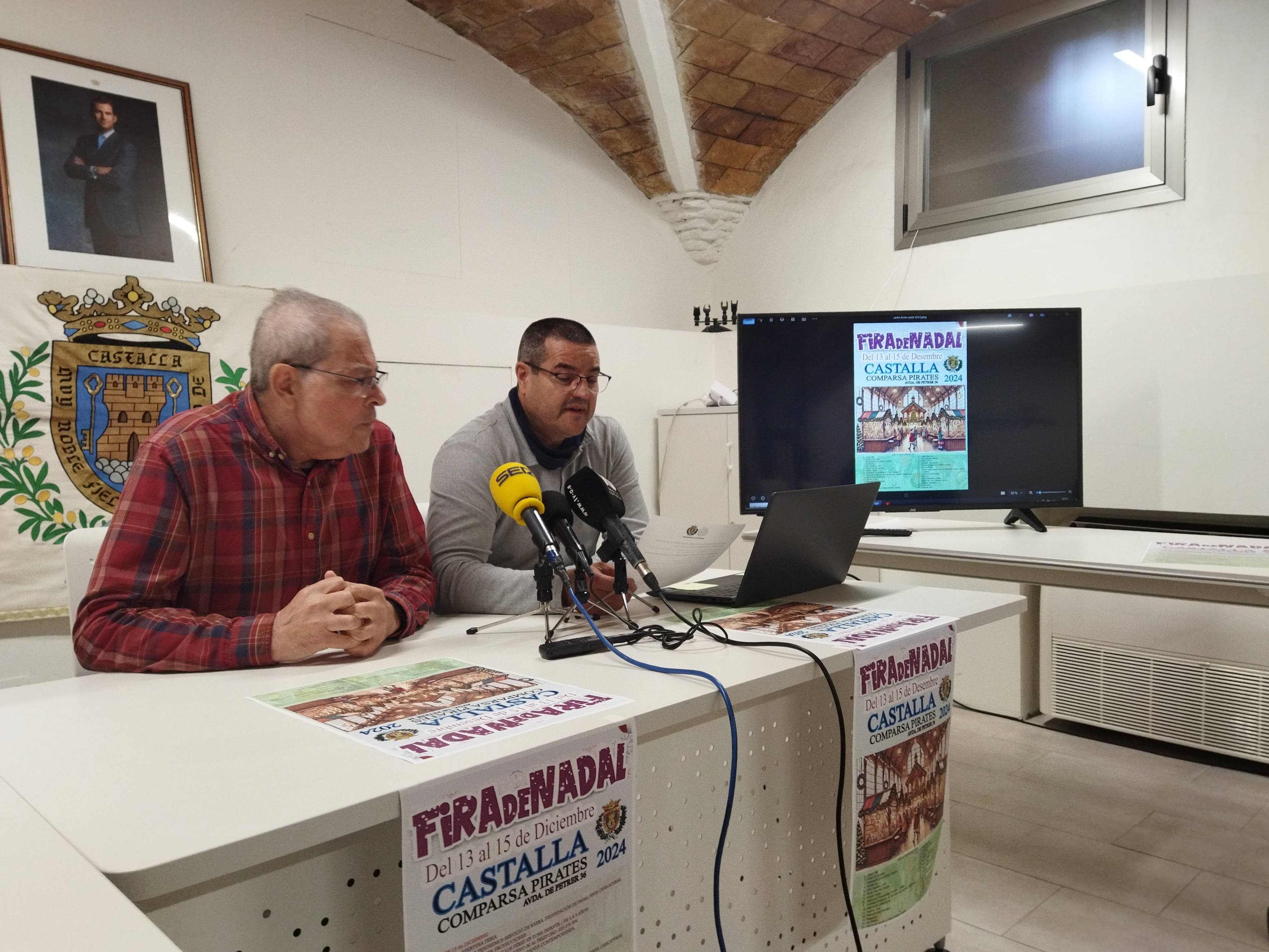 Sergio Iborra, presidente de la Asociación de Comerciantes de Castalla, y José Rico, edil de Cultura y Comercio, presentando la Fira de Nadal de Castalla.