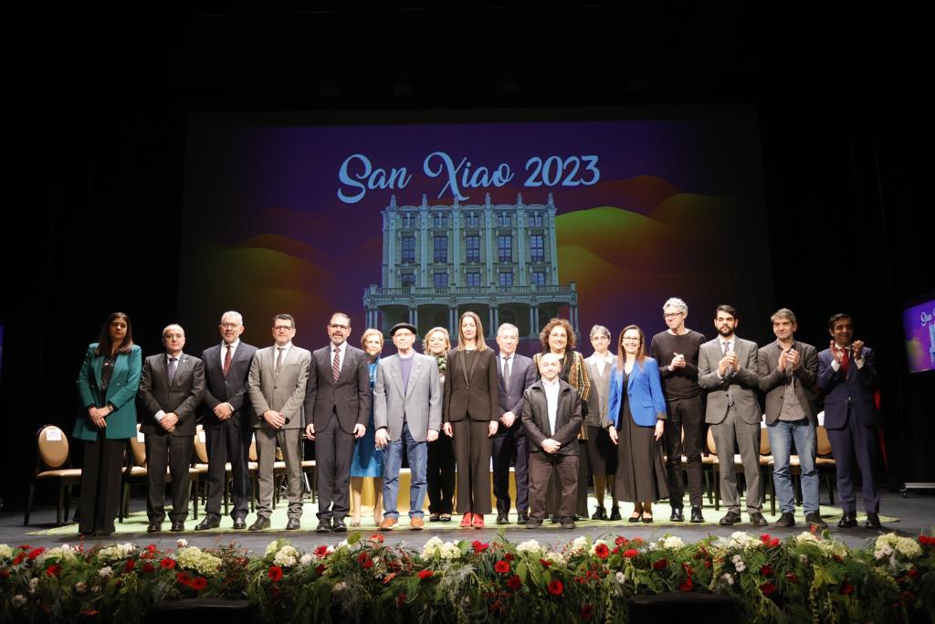 Foto de familia de autoridades y premiados