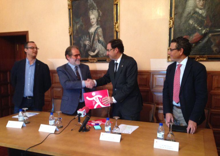Firma del convenio entre Ayuntamiento y Aspaym