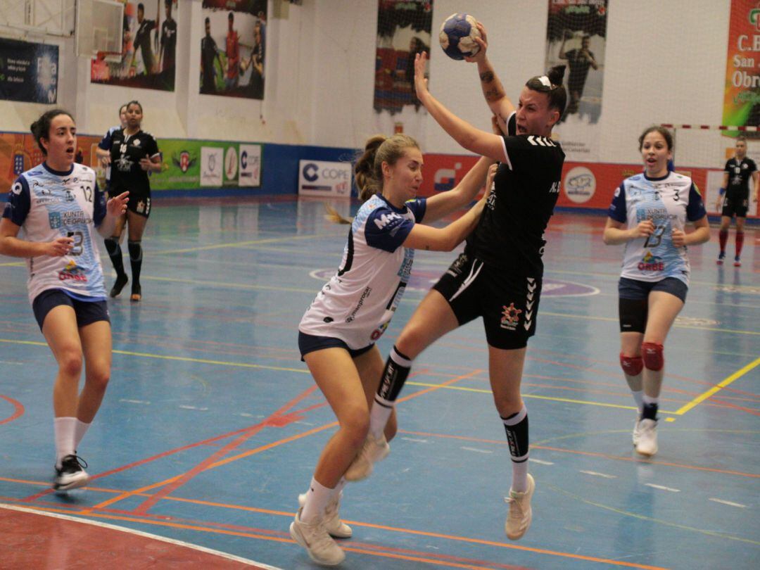 Uno de los lanzamientos a puerta del San José Obrero.