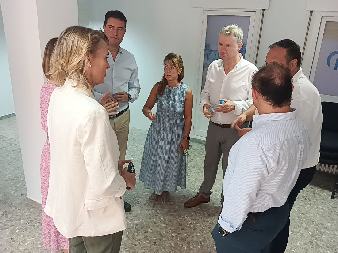 Javier Lacalle, (al fondo, de blanco) en la sede arandina del PP, antes de comenzar su comparecencia