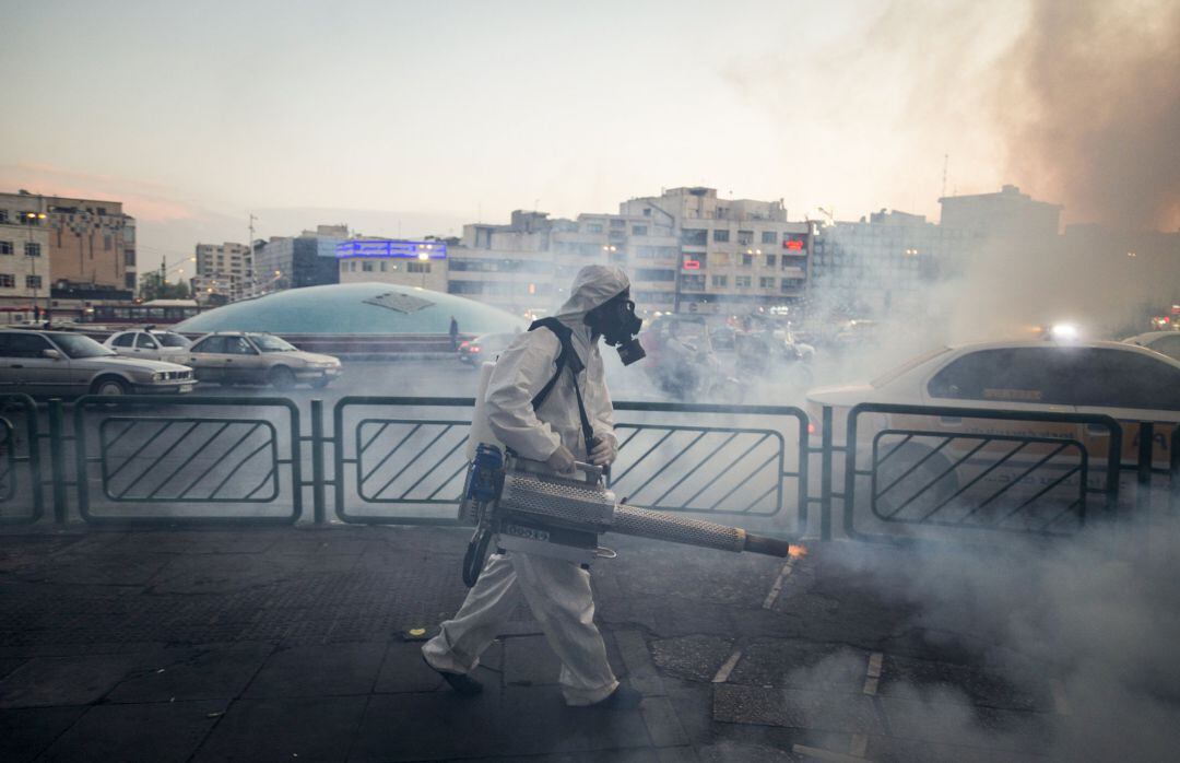 Un trabajador desinfecta zonas públicas de la ciudad de Teherán, capital de Irán, el pasado jueves 19 de marzo.