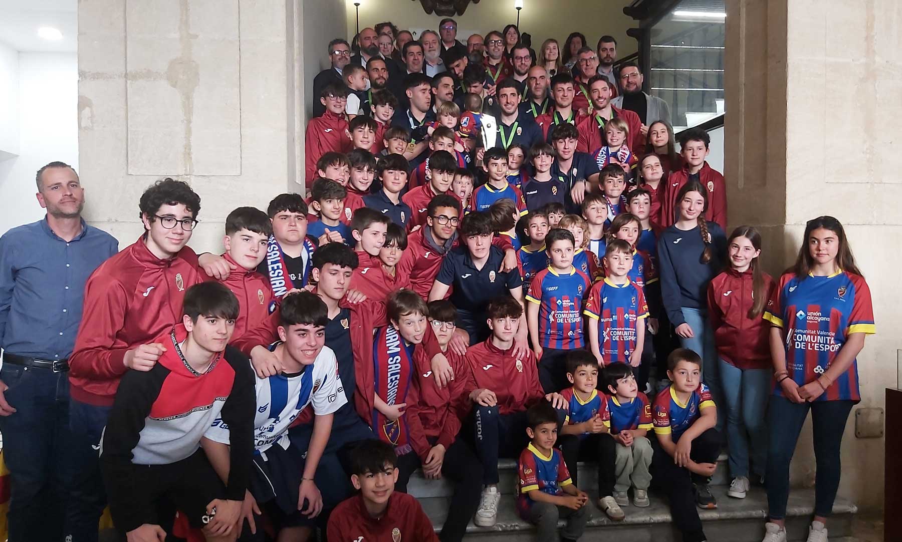 Foto de familia de la base del Alcodiam con la primera plantilla y las autoridades en las escaleras del Ayuntamiento