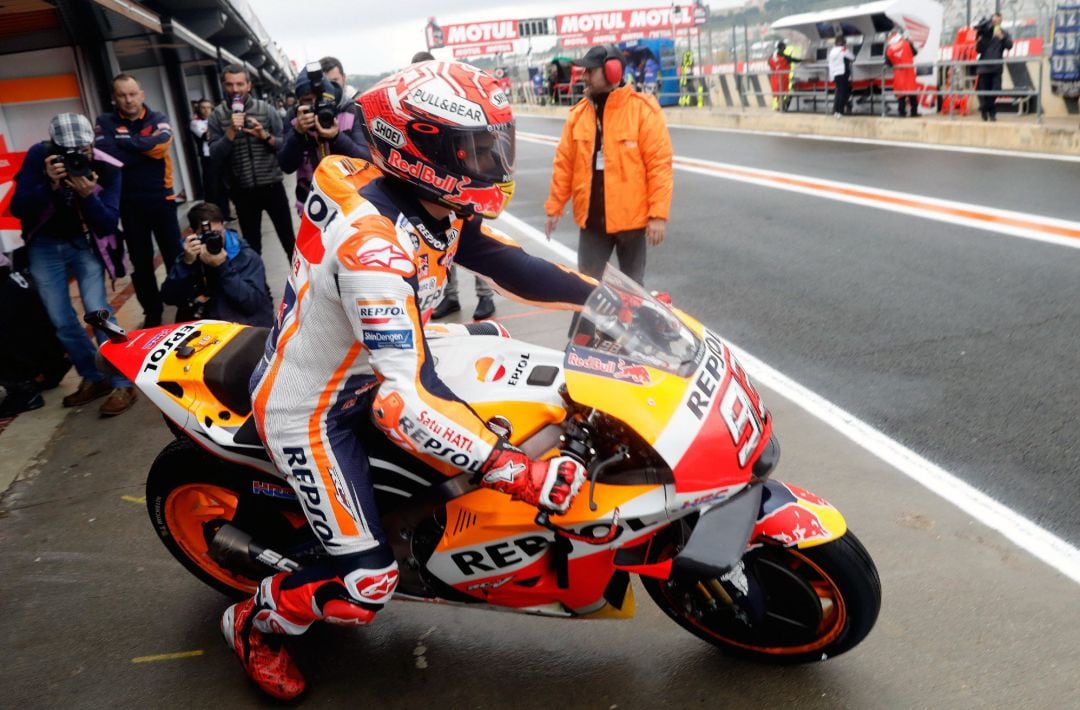 El piloto español del equipo Repsol Honda y campeón del mundo de Moto GP, Marc Marquez,durante los entrenamientos en el circuito Ricardo Tormo de Cheste (Valencia) donde mañana se disputa la última prueba del mundial de motociclismo. 