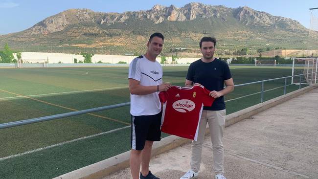 José Cortes, a la derecha con uno de los capitanes del Jódar C.F., en sui presentación al inicio de esta temporada