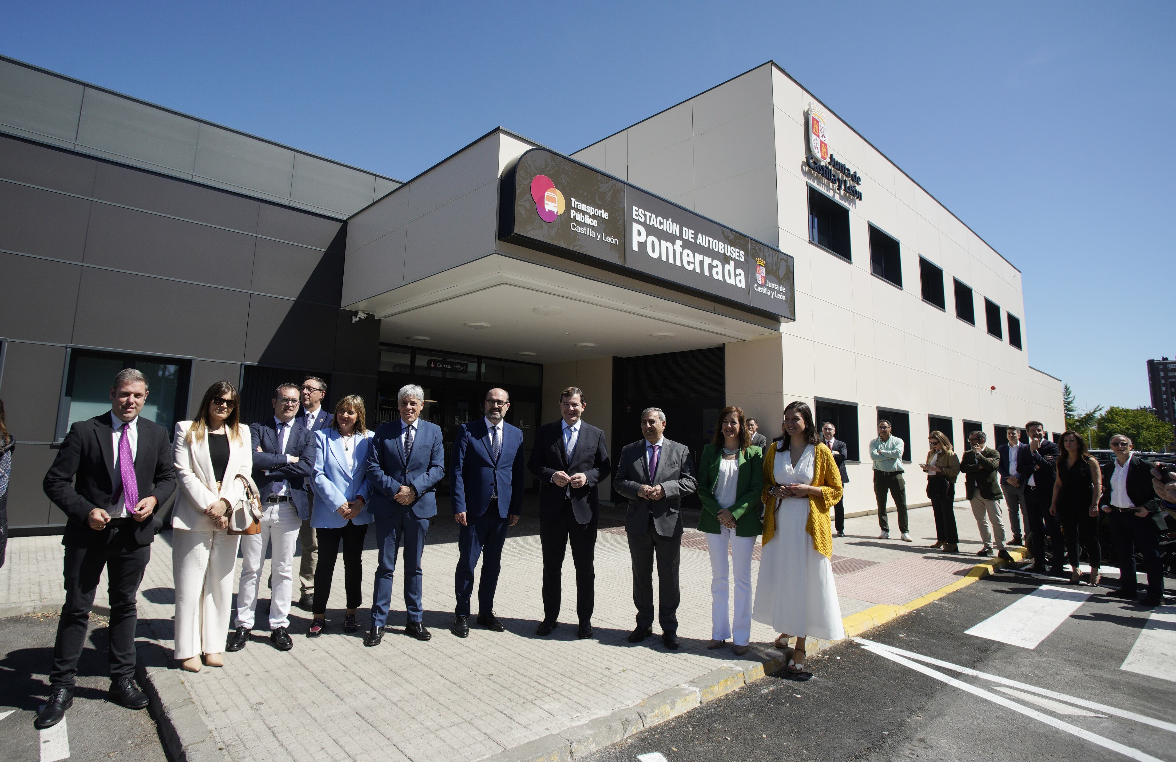 Fernández Mañueco y los cargos del PP frente a la estación