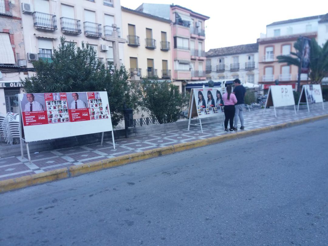 Carteles electorales en la Plaza de España