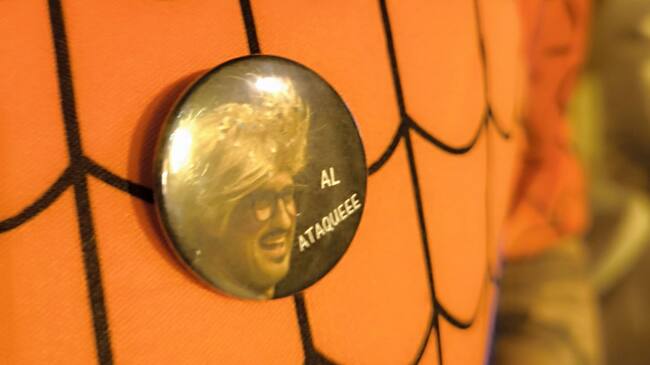 El detalle de la chirigota 'Los inhumanos' con Álex Cortés.