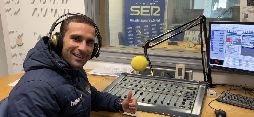 Gonzalo Ónega en el estudio de emisión de SER Guadalajara