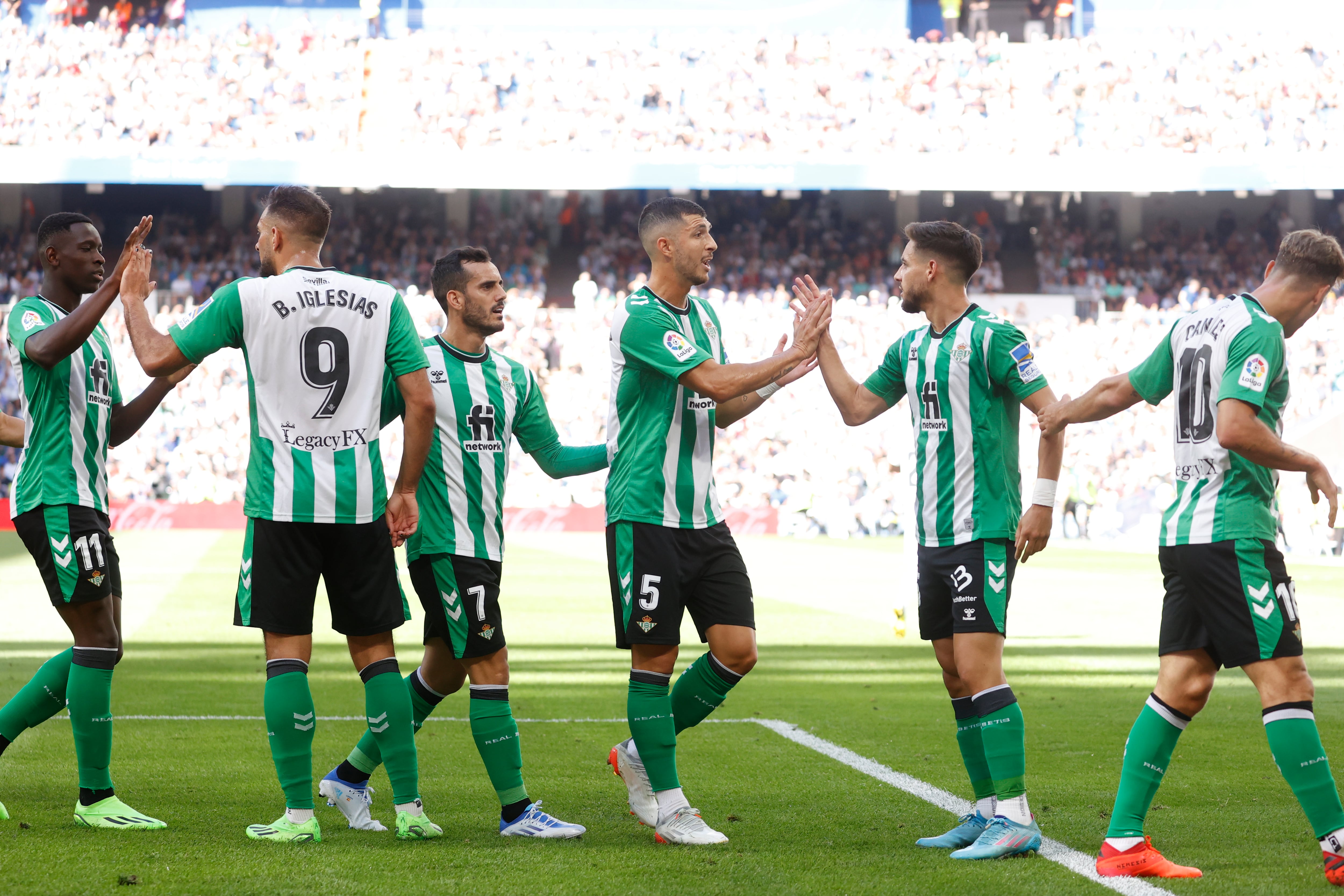 El Betis celebra un gol en el Santiago Bernabéu EFE/ Juan Carlos Hidalgo