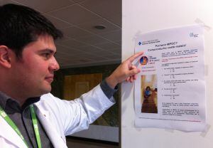 El doctor senyala un dels cartells informatius sobre el Dia Mundial de la MPOC.