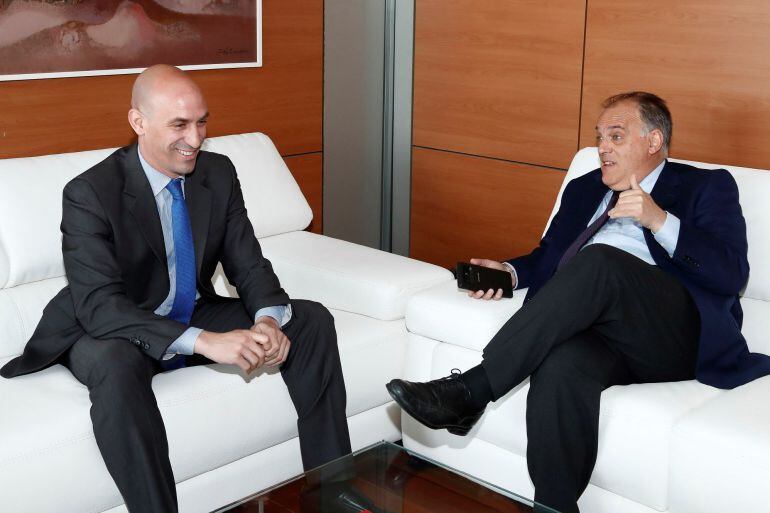 Luis Rubiales y Javier Tebas durante su primera reunión. 