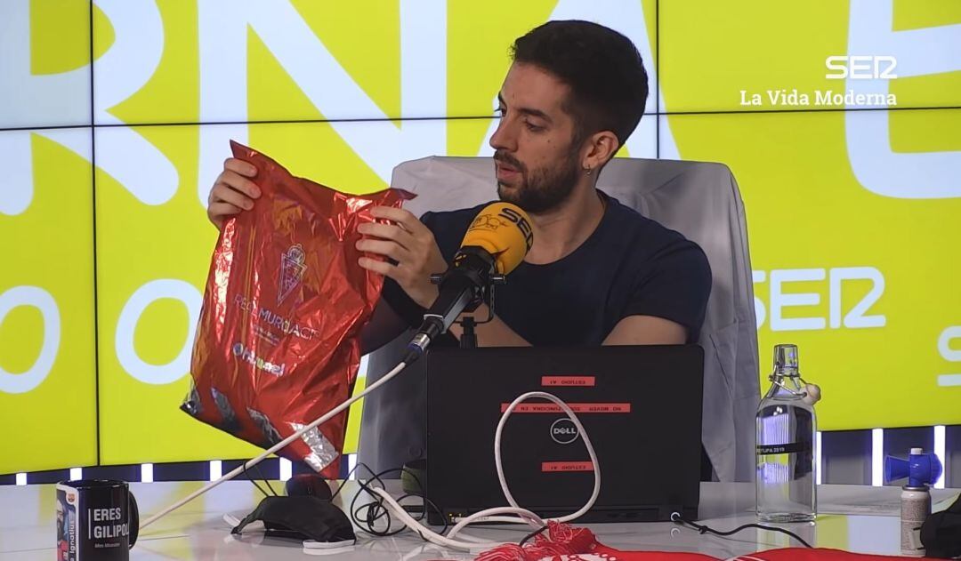 David Broncano con el regalo del Real Murcia en las manos