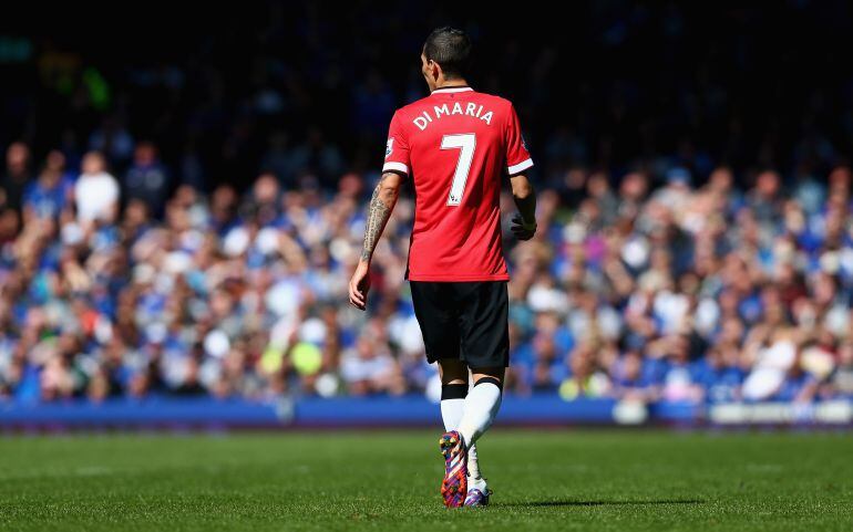 Ángel Di María vistiendo la camiseta del Manchester United en un partido de la Premier League.