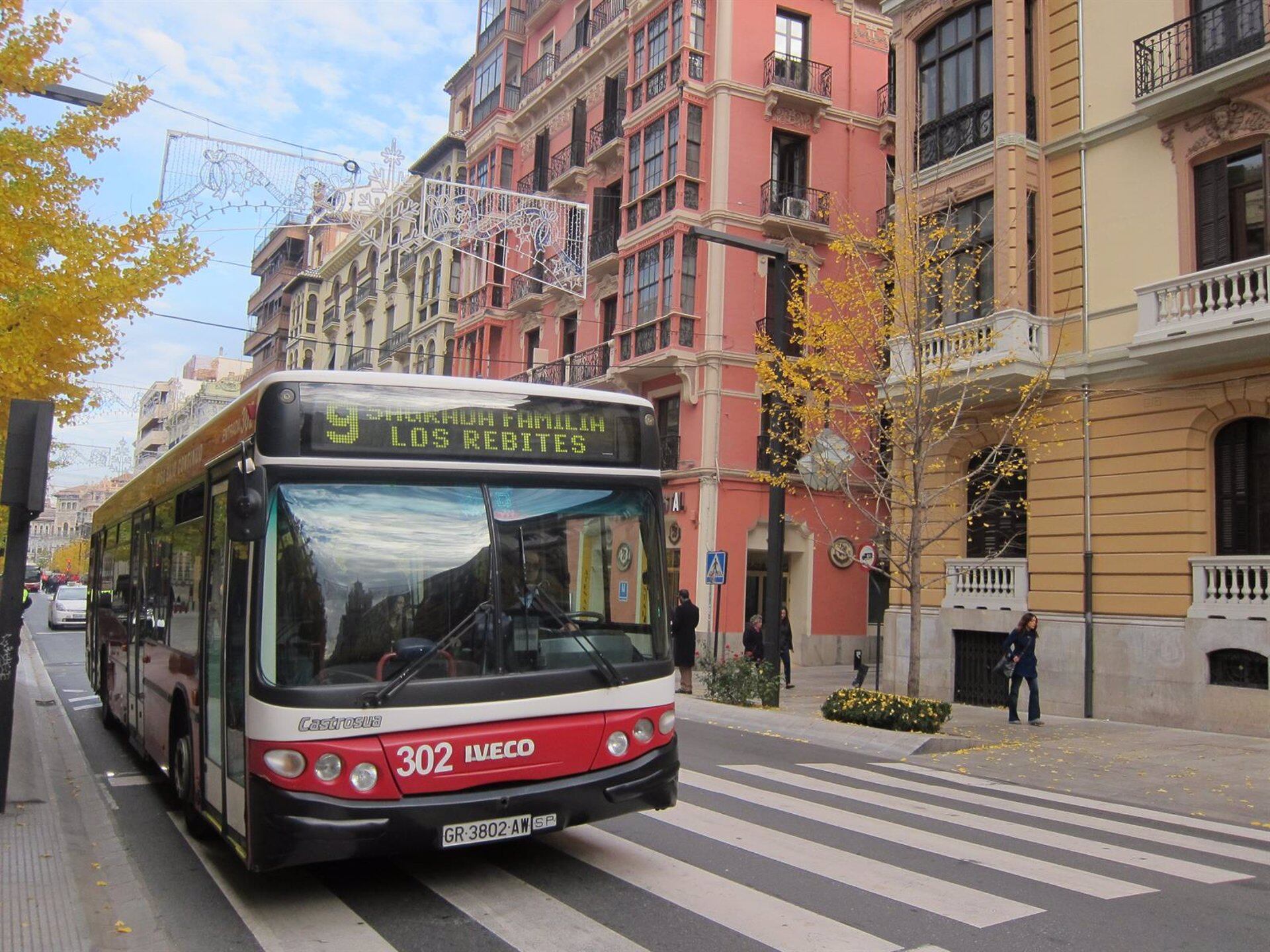 Autobús transitando por Gran Vía