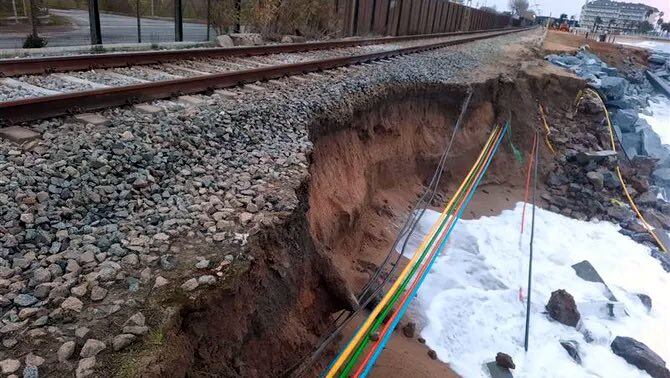 El tram de la via de l&#039;R1 afectat per l&#039;onatge entre Pineda i Malgrat de Mar