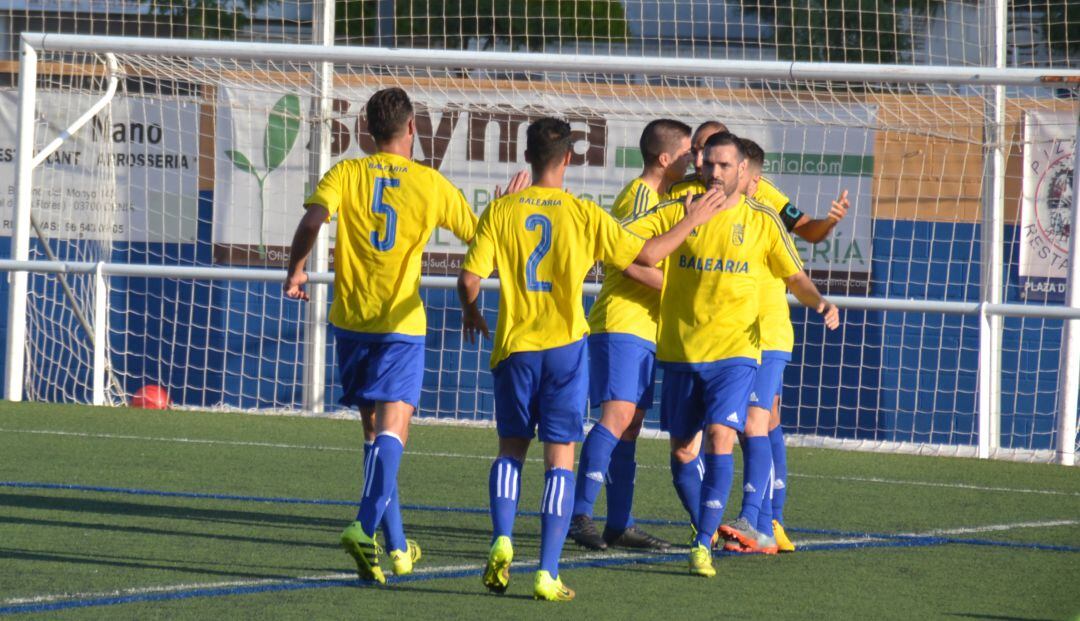 Los dianenses celebrando el gol de Luis Domenech.