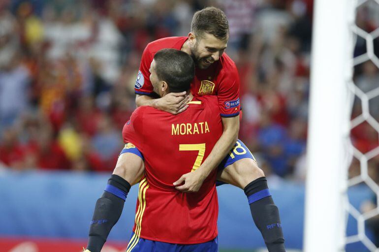 El delantero de la selección, Álvaro Morata, celebra con Jordi Alba uno de sus goles en la victoria ante Turquía.