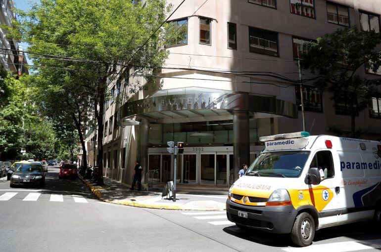 Una ambulancia en el exterior de la clínica Bazterrica de Buenos Aires