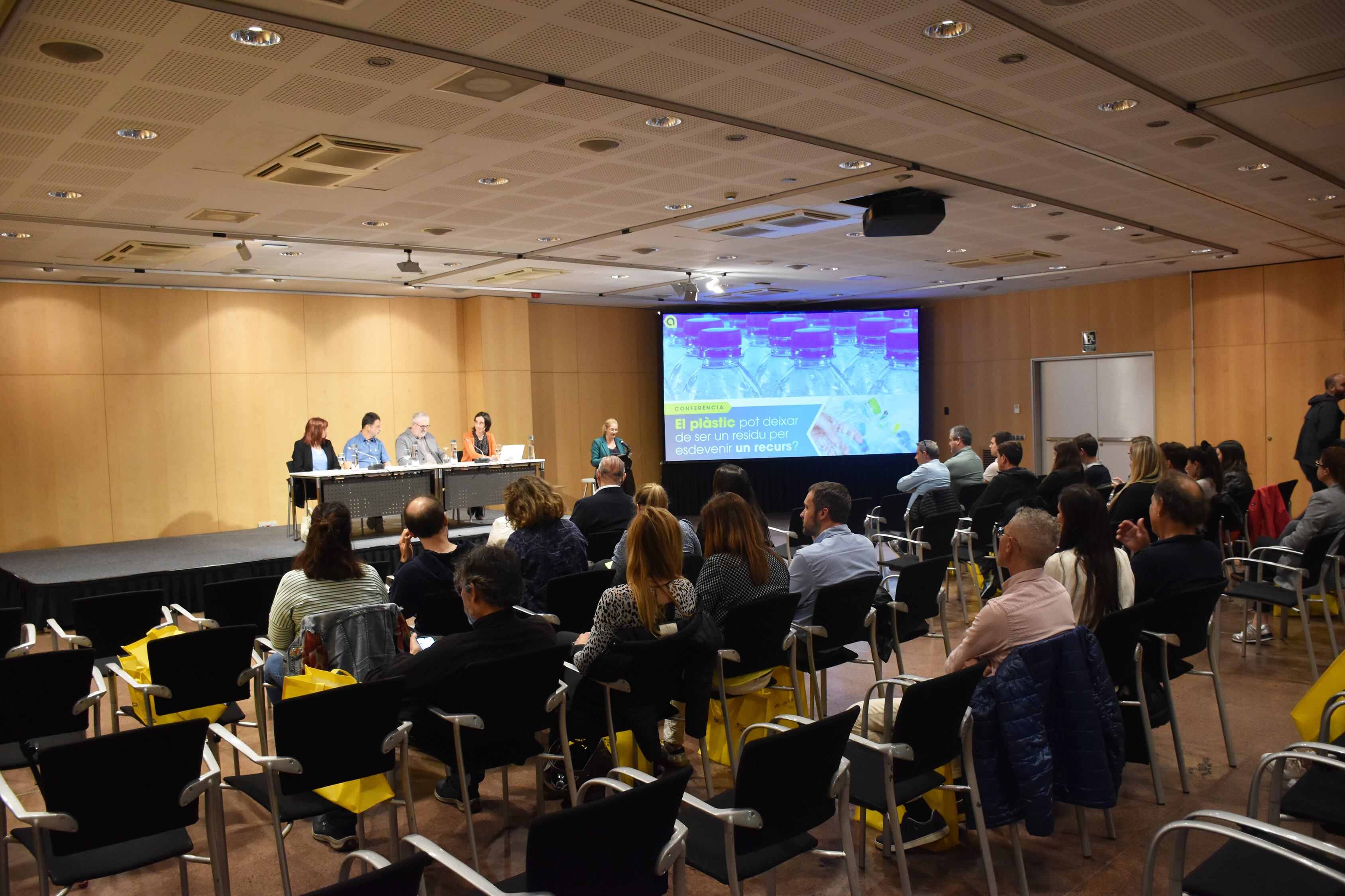 Un moment de la jornada &#039;El plàstic pot deixar de ser un residu per esdevenir un recurs?&#039;, que se celebra aquest dijous al Centre de congressos d&#039;Andorra la Vella.