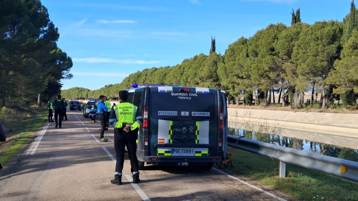 Un motorista de Zaragoza fallece en un choque contra un vehículo en la carretera junto al Canal de Monegros en Almudévar