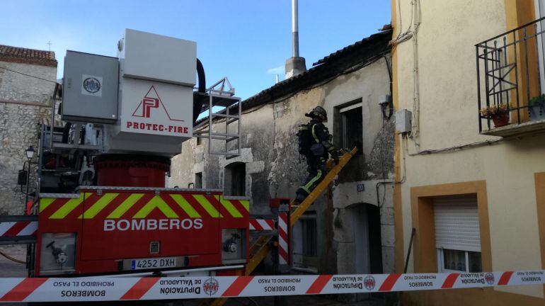 Efectivos trabajan en la extinción del incendio de Canalejas