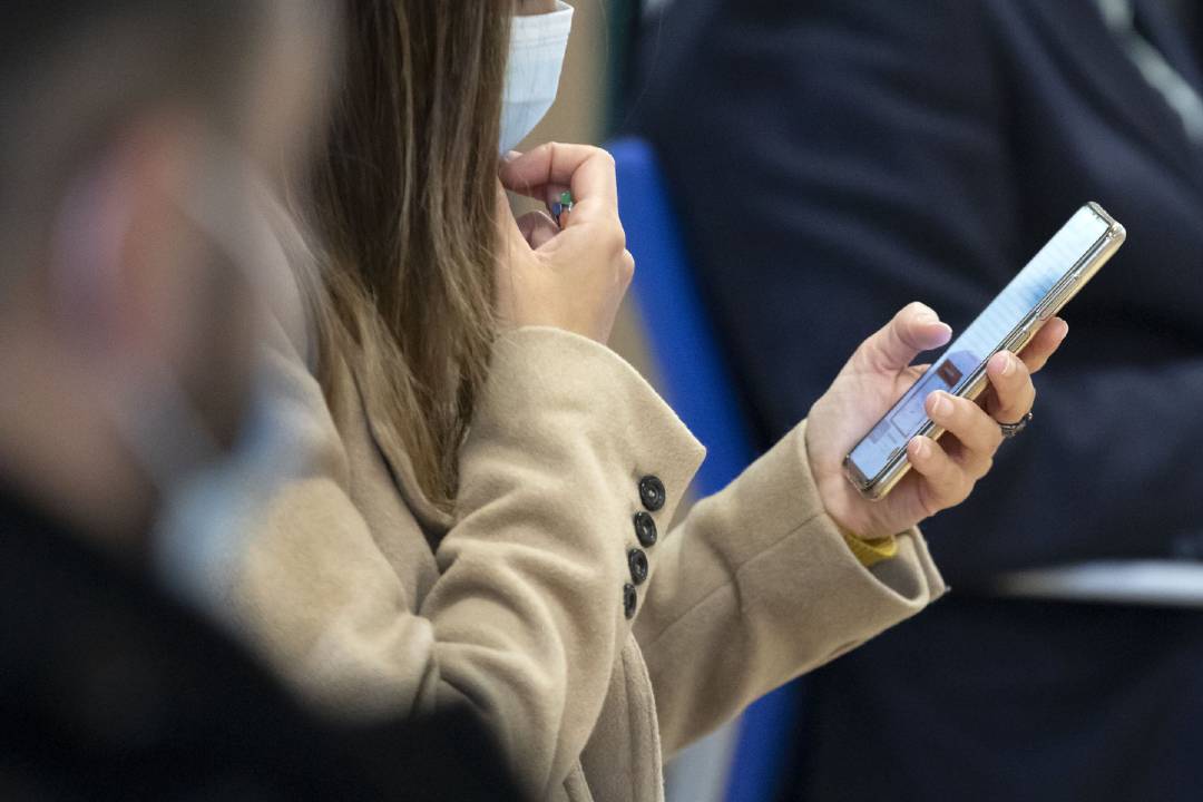 Archivo - Una chica emplea un teléfono móvil.