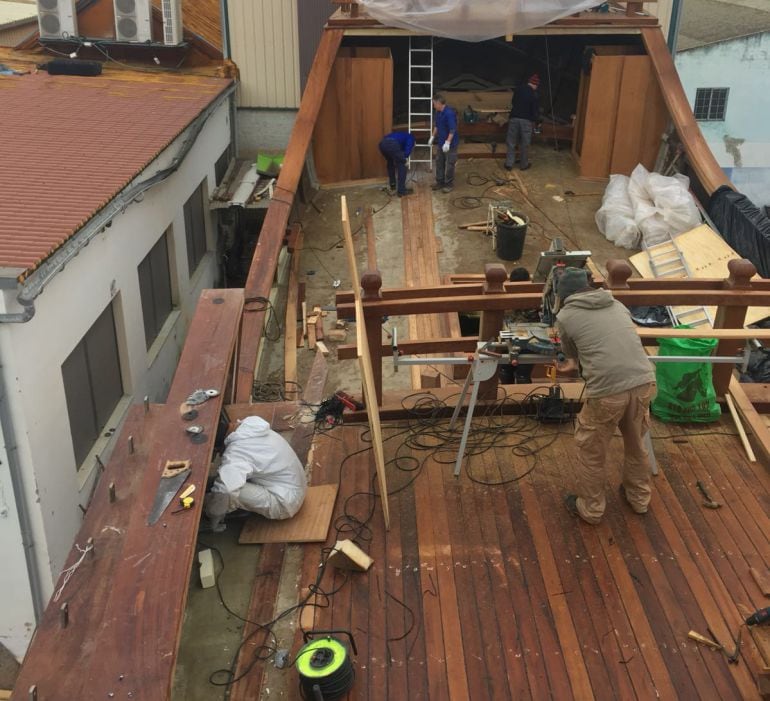 Operarios trabajando en la Nao Santa María