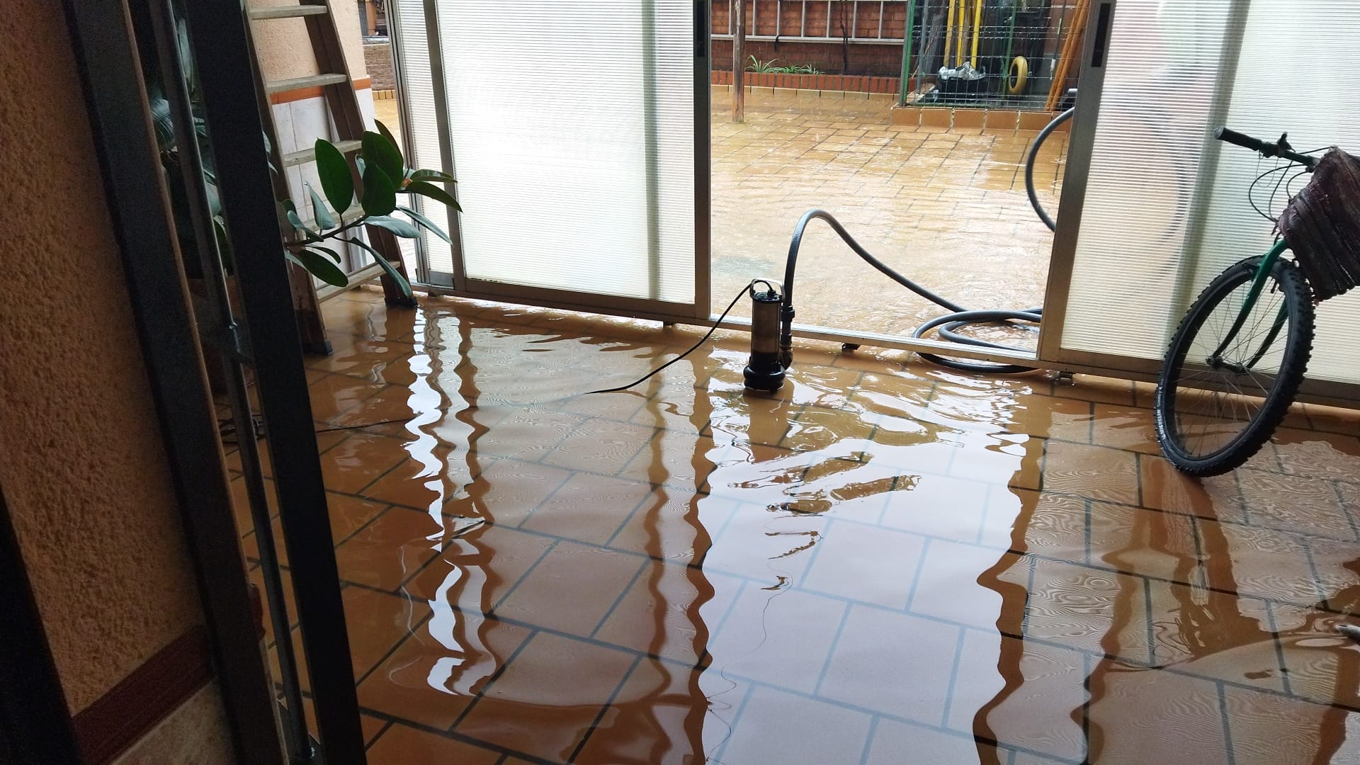 En la imagen, una de las viviendas anegadas por las lluvias de este sábado en Toledo