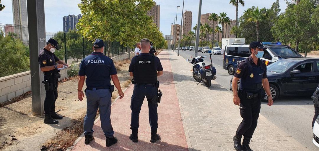Un agente italiano y otro francés, junto con compañeros de la Policía Nacional en Benidorm en un control en Benidorm
