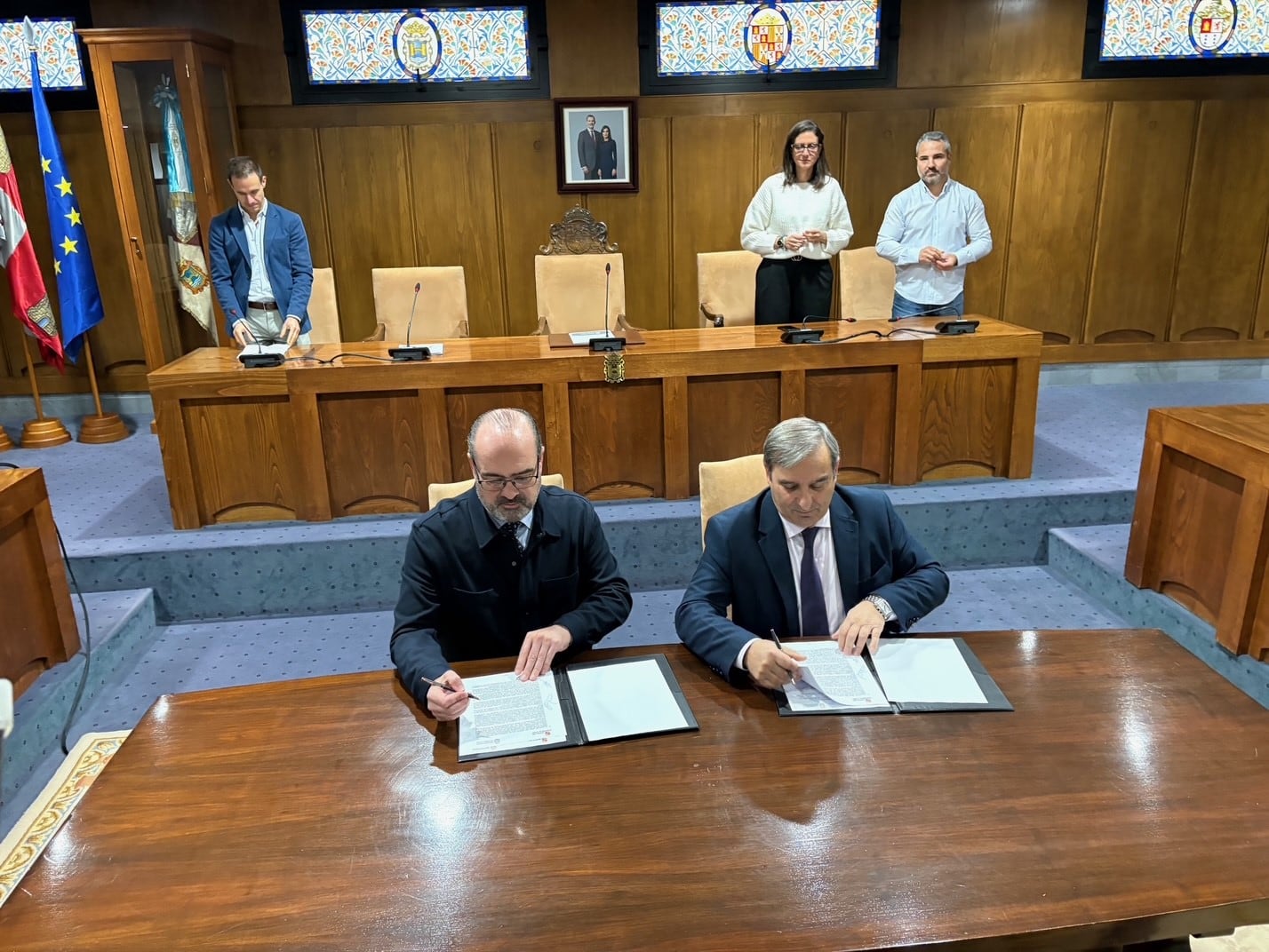 El alcalde de Ponferrada, Marco Morala y el consejero de Transformación Digital, José Luis Sanz firman el convenio de colaboración