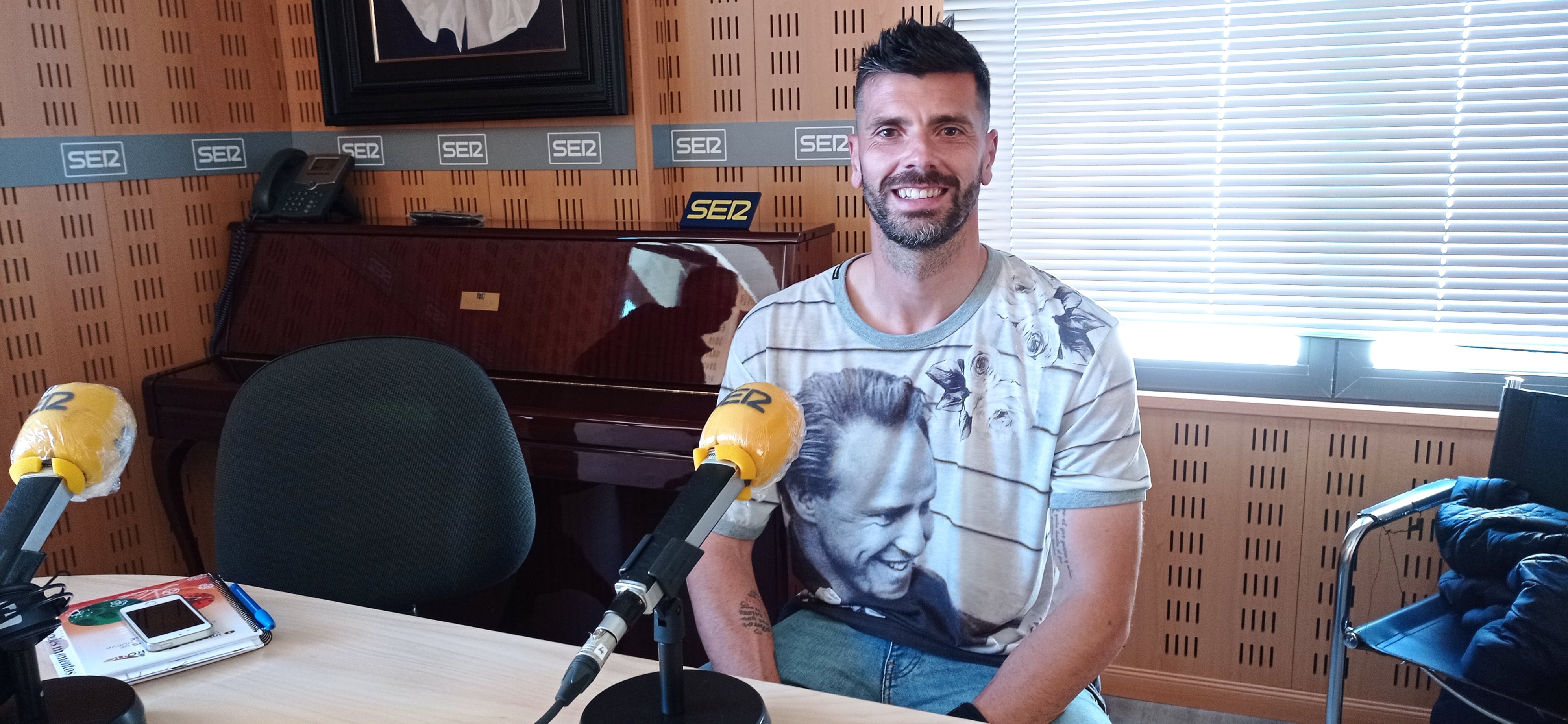 Dani Segovia, delantero de la UD Montijo, ayer en los estudios de Radio Extremadura en Badajoz.