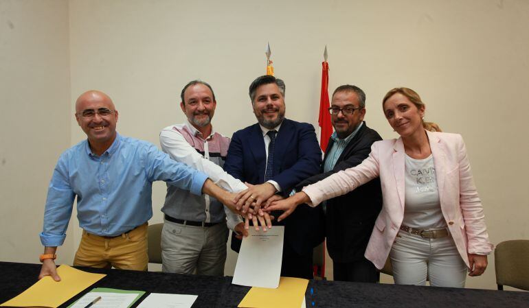 Batet i Barberà amb els nous regidors de govern d'ERC.