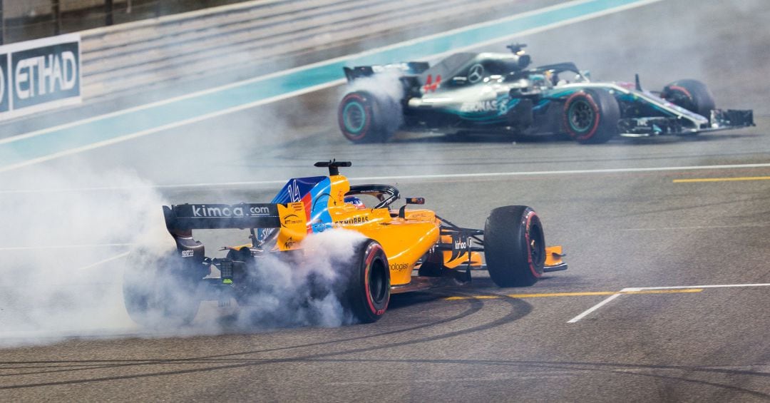 Alonso y Hamilton, derrapando sobre la pista de Yas Marina.