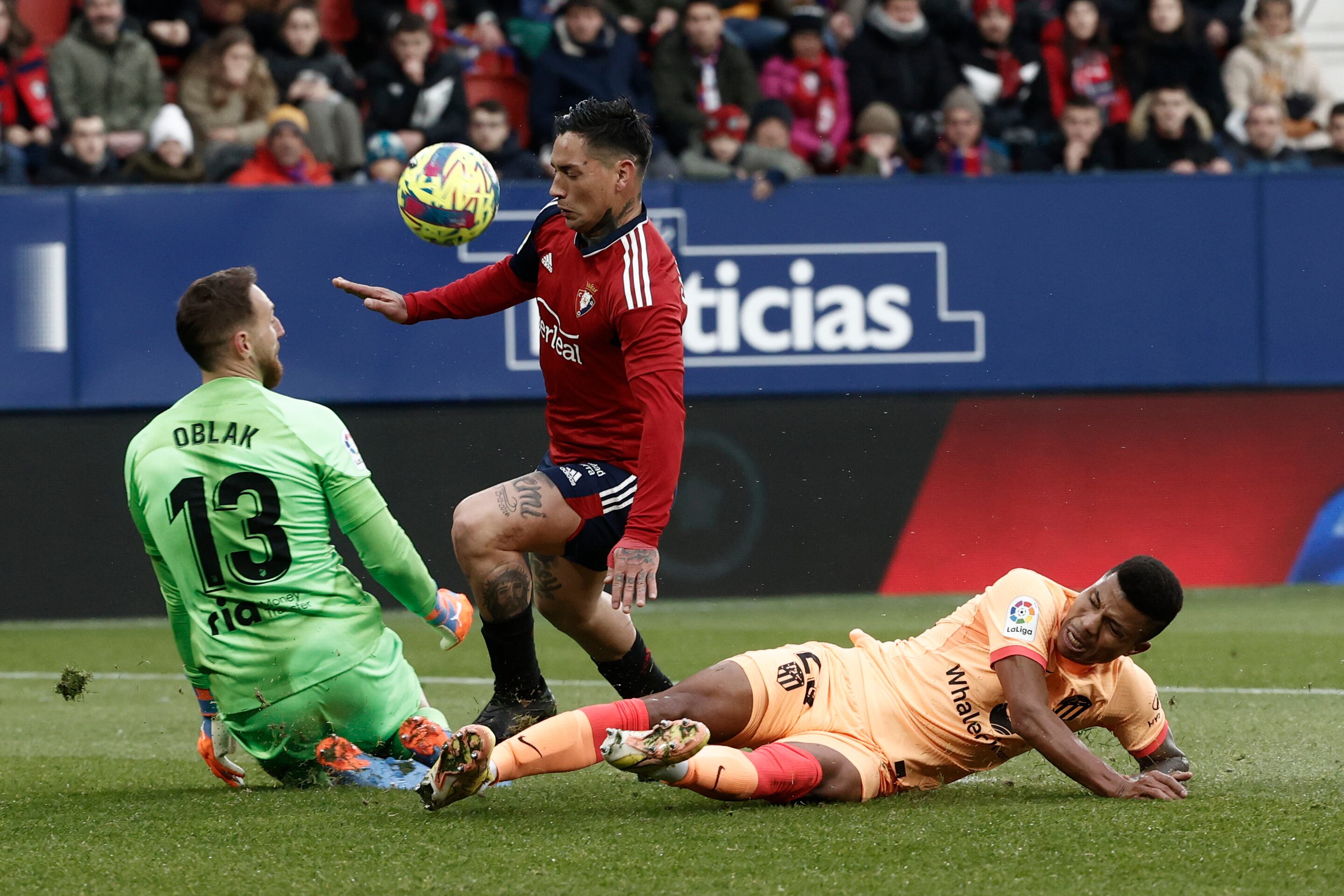 Chimy Ávila, Reinildo y Oblak, durante el partido de Liga entre Osasuna y Atlético de Madrid. EFE/ Jesús Diges