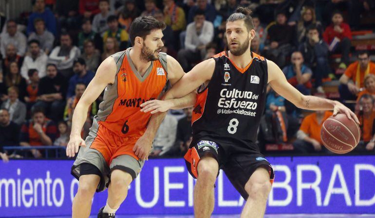 El base del Montakit Fuenlabrada Ricardo Uriz (i), presiona al base del Valencia Basket Antoine Diot (d), durante el partido de la pasada jornada