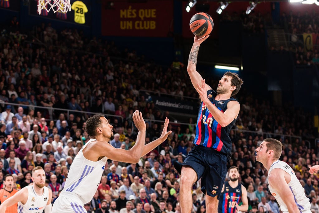 Nico Laprovittola se eleva por encima de dos jugadores del Real Madrid en el partido entre Barcelona y Real Madrid