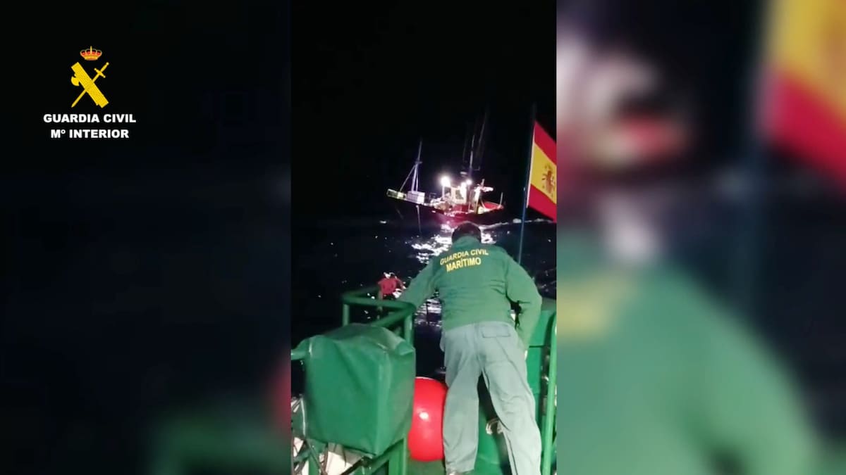 La Guardia Civil auxilia a un pesquero a punto de colisionar contra las rocas en Santoña