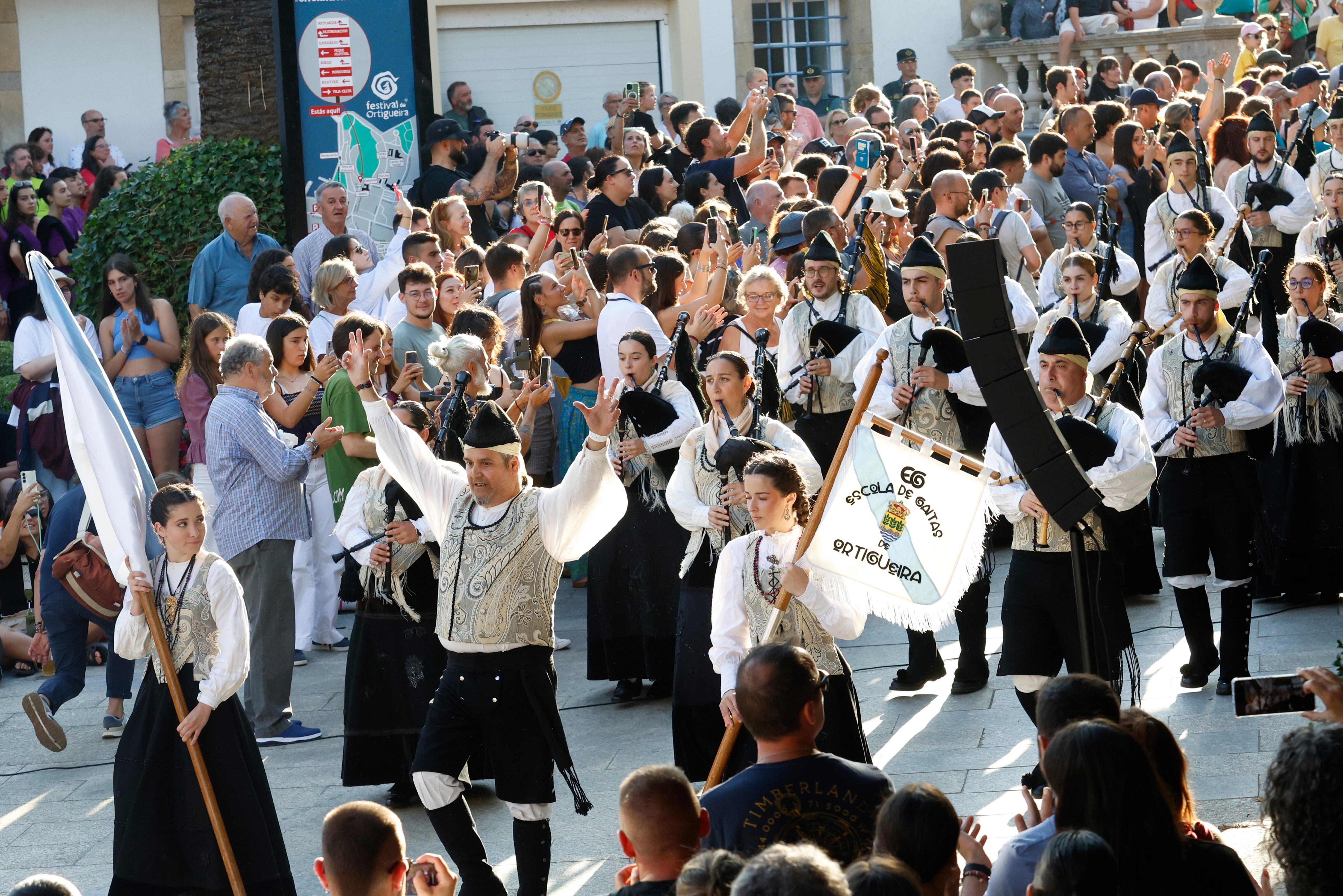La Escola de Gaitas de Ortigueira actúa este miércoles durante el primer día del Festival Internacional do Mundo Celta (foto: Kiko Delgado / EFE)